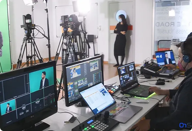 hombre hablando en conferencia