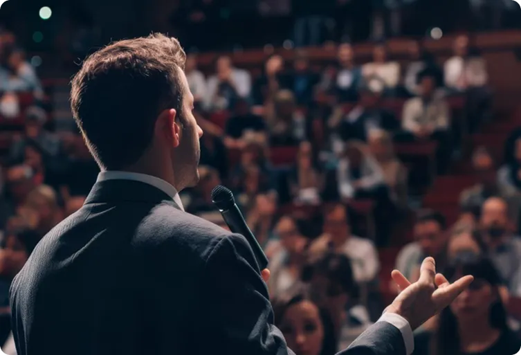 hombre hablando en conferencia